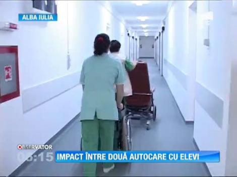 Două autocare cu elevi s-au ciocnit violent la intrarea din Alba Iulia