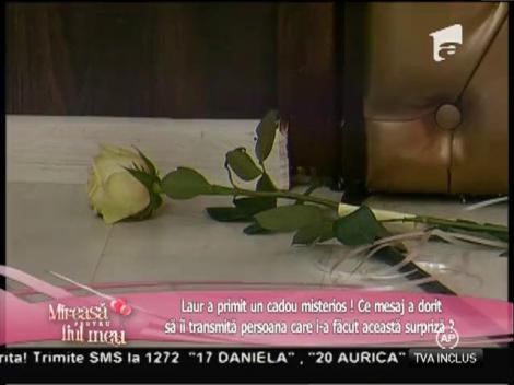 Laur a primit un cadou misterios!