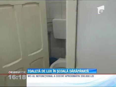 Toaletă de lux în şcoală dărăpănată