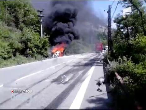 Trei veri din judeţul Vâlcea au murit carbonizaţi într-o maşină
