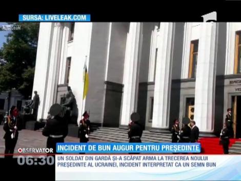 Un soldat din garda de onoare a leșinat la depunerea jurământului noului președinte al Ucrainei