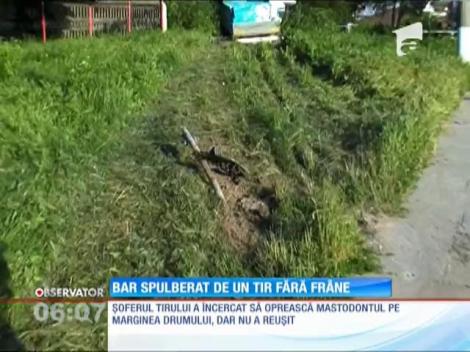 Un TIR a rămas fără frâne pe o stradă în pantă de la intrarea în Huşi.