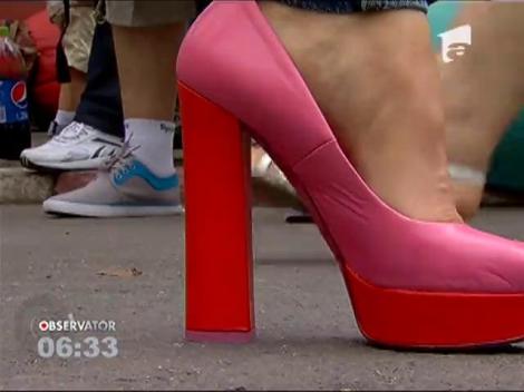 Zeci de femei şi câţiva bărbaţi au alergat pe tocuri, în Capitală, în scop caritabil