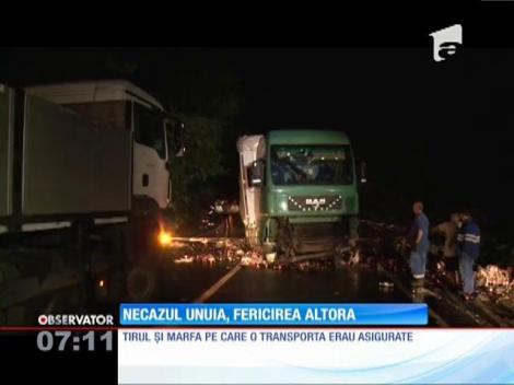 TIR încărcat cu 20 tone de băuturi răcoritoare, răsturnat în Dâmboviţa