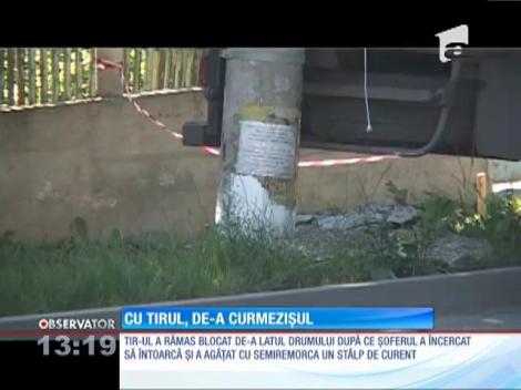 Un TIR a rămas blocat pe un drum din Suceava