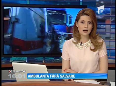 Ambulanţă distrusă de TIR. 3 oameni au murit