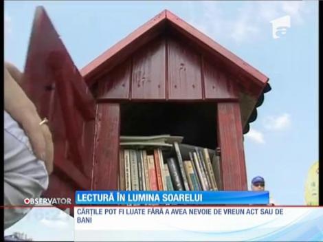 Căsuţe pline cu cărţi la ştrandul din Târgu Mureş
