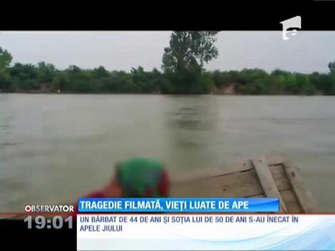 Filmați în timp ce erau luați de apele Jiului. Doi oameni au murit