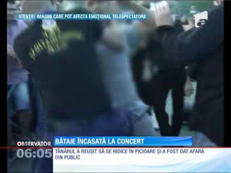 IMAGINI ŞOCANTE! / Spectator a fost bătut crunt de câţiva agenţi de pază de la un concert
