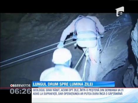 Geologul blocat într-una din cele mai adânci peşteri din Germania va fi scos la suprafaţă