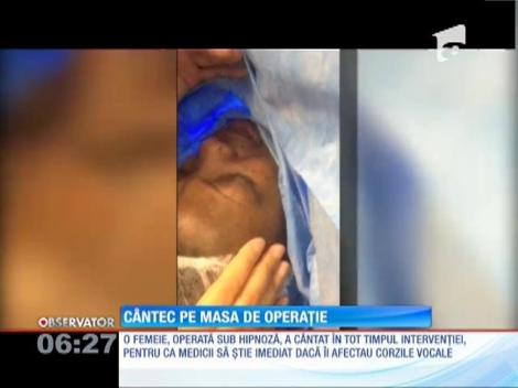 O femeie a cântat încontinuu în timp ce era operată la gât, sub hipnoză