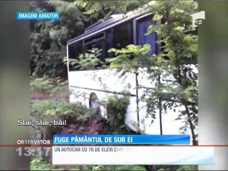 Un autocar cu 70 de elevi din Brăila a fost cât pe ce să se prăbuşească