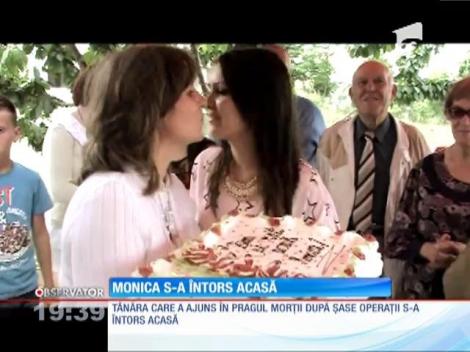 Monica, tânăra care a trecut prin şase operaţii, primită acasă cu tort