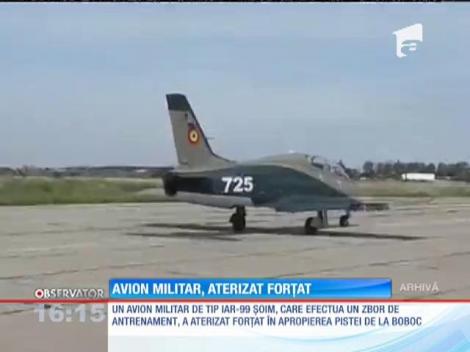 Un avion militar a aterizat forţat în apropierea pistei de Boboc