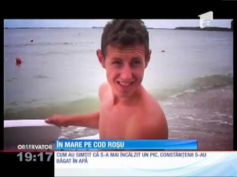 Câţiva tineri curajoşi s-au aruncat în valurile învolburate