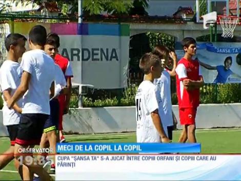 Meci de fotbal între copii orfani și cei cu părinți
