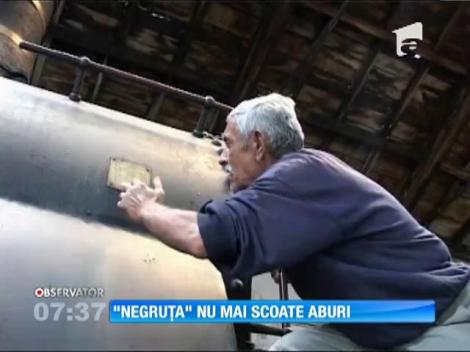 "Negruţa", una dintre cele mai îndrăgite locomotive din ţară, blocată în cel mai vechi depou din România