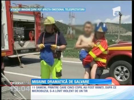 UPDATE / Un mort şi 9 răniţi după ce un TIR a spulberat un microbuz , în Mureş