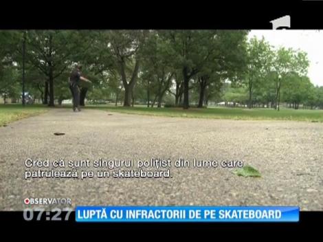 Un poliţist din SUA patrulează pe skateboard