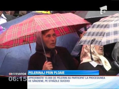 Pelerinaj prin ploaie pe străzile Sucevei