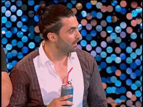 O blondă a lămurit misterul: Uite cum se bea cu paiul, corect, dintr-o cutie cu suc!