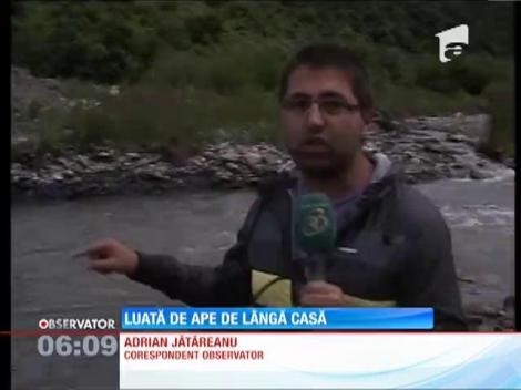 O fetiţă de doi ani a murit înecată într-un râu care trece pe lângă casă ei