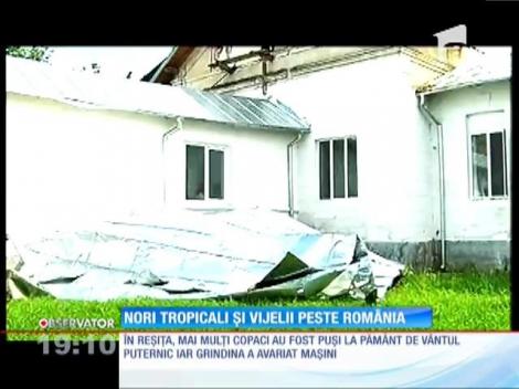 În România, ca la tropice! Nori cum n-am mai văzut până acum au acoperit cerul Capitalei