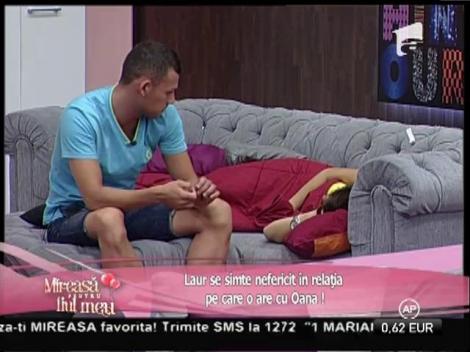 Laur se simte nefericit în relaţia pe care o are cu Oana!