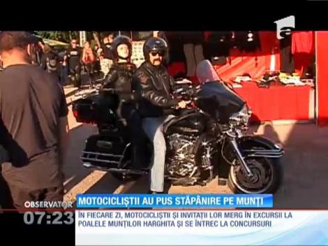 Mii de motoclişti şi-au dat întâlnire la poalele Munţilor Harghita, la Vlăhiţa!