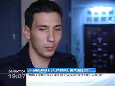 Surorile gemene abandonate într-o scară de bloc, găsite de un jandarm