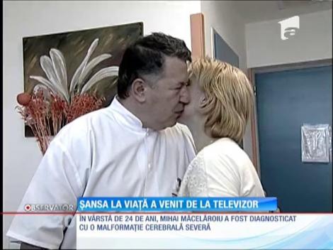 Refuzat de medicii europeni, un tânăr român şi-a găsit salvarea la televizor