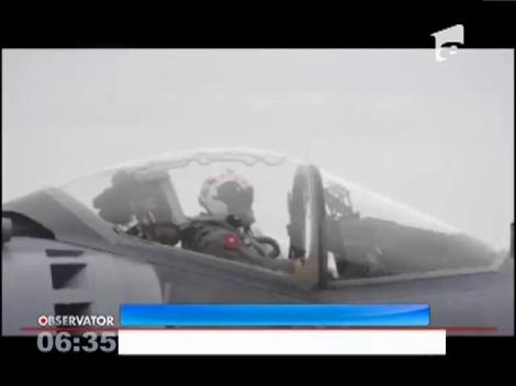 A aterizat cu un avion de razboi pe un suport care seamănă cu un scaun!