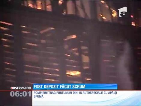 Un depozit dezafectat a ars violent, în Bucureşti