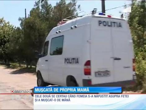 O copilă de 13 ani a fost muşcată de mama sa