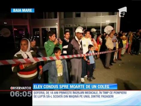 Un şofer băut a spulberat un panou electric şi s-a oprit într-un stâlp, în Baia Mare