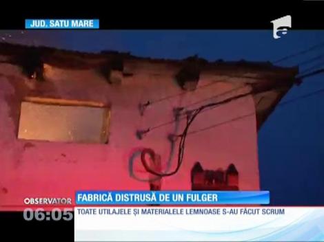 O fabrică de mobilă din judeţul Satu Mare a fost incendiată de un fulger