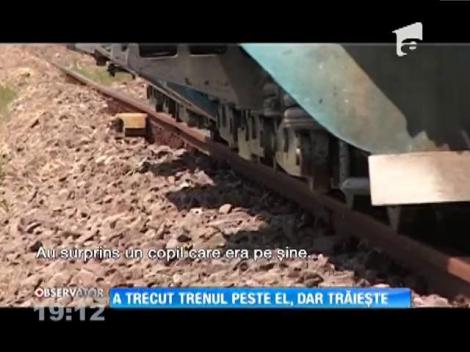 Un copil a supravieţuit miraculos după ce locomotiva unui tren a trecut peste el