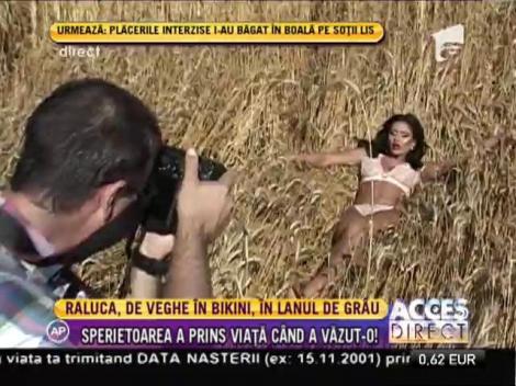 Raluca Dumitru, în bikini în lanul de grâu