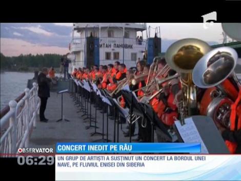 Un grup de artişti au susţinut un concert la bordul unei nave, în Siberia
