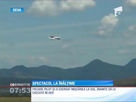 Spectacol pe cer, la Deva: A început Concursul Internaţional de Acrobaţie