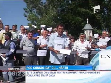 Pod consolidat cu hârtie, în semn de protest