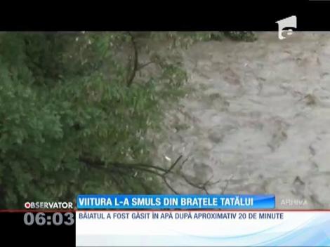 Copil de nici 4 ani, luat de o viitură din braţele tatălui său