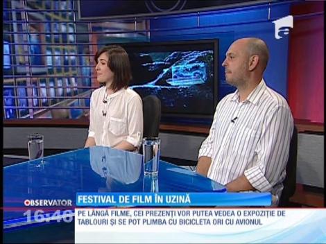 Filme pe bandă rulantă într-o uzină din oraşul Băicoi