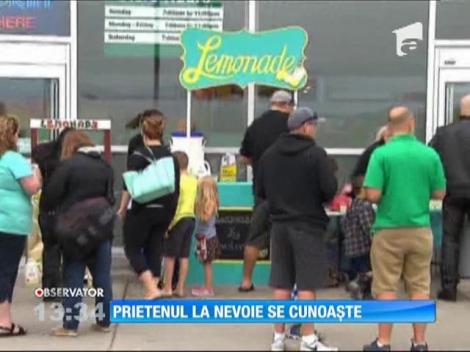 Un copil a vândut limonadă pentru a plăti operaţia prietenului său