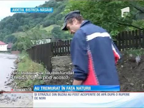 Zeci de gospodării, măturate de viituri în mai multe zone din ţară