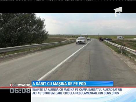 A sărit cu maşina de pe pod