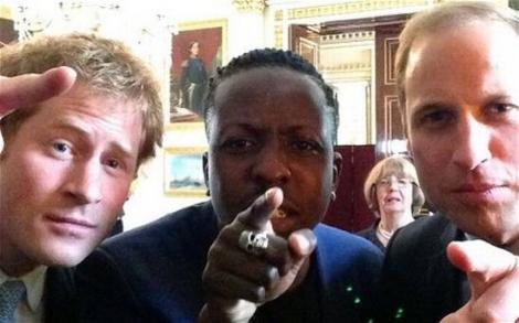 Selfie la Palatul Buckingham: Prinţii Harry şi William, într-o fotografie la modă!