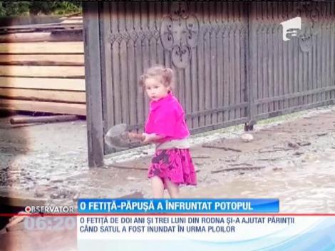 O fetiţă care n-a împlinit trei ani a pus mâna pe o sapă să-şi ajute mama să scoată apa din curte