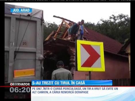 O familie dintr-o localitatea arădeană s-a trezit cu un TIR în casă