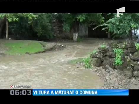 Viitura a măturat o comună din judeţul Caraş Severin